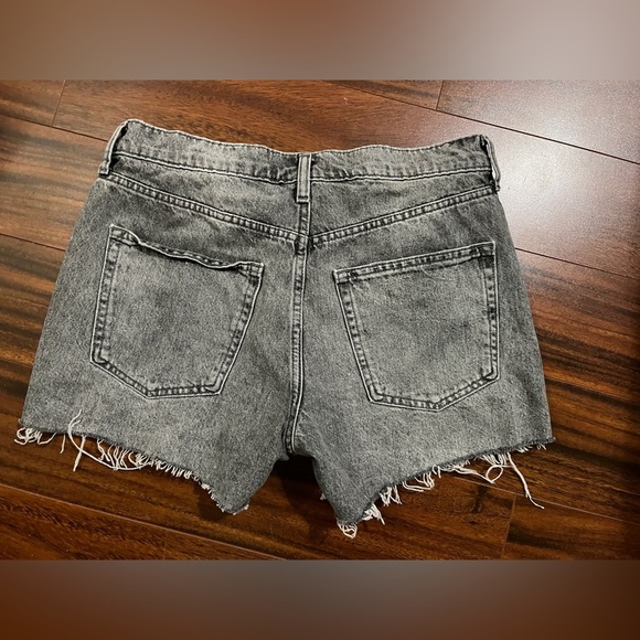 Women’s Gap low stride denim shorts - size 28 - Picture 3 of 5